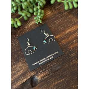 Boucles d'oreilles pendantes en forme d'ours Navajo faites à la main avec turquoise Kingman et argent sterling - Product Image 3