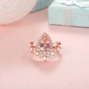 แหวนแต่งงานเจลิยา ทวิสท์ ฮาโล เพียร์ประดับมอร์แกไนต์และมุก - Product Image 4