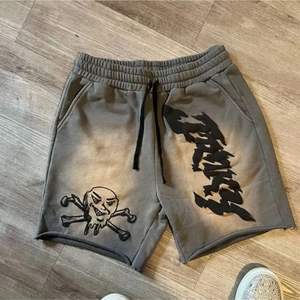 เสื้อผ้าแนวสตรีทของผู้ชายผ้าคอตตอนสีจางผ้าระบายเหงื่อสั้นตามสั่งผ้าซักแบบวินเทจ - Product Image 2