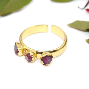 Incredibile autentico rosso granato triplice pietra Rock 24K oro placcato anello da donna festa di fidanzamento Casual ingrosso India - Product Image 2