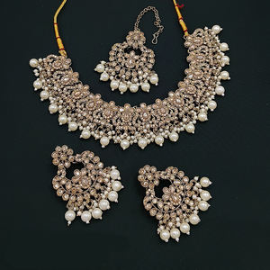 Conjunto de collar de Gargantilla chapado en oro de lujo con piedras austriacas brillantes perfecto para saris, lehengas y vestidos - Product Image 3