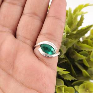 แหวนแต่งงานทำมือเงินแท้ 925 ประดับมรกตสีเขียวทรงมาร์ควิส 1.40 กะรัต เครื่องประดับอัญมณีสุดหรูสำหรับผู้หญิง ของขวัญ - Product Image 6