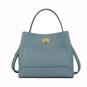 Outwear Color sólido Moda al aire libre Bolsos de cuero de moda para mujeres Hecho en Pakistán - Product Image 3