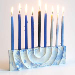 Menorá de Resina en Forma de Arco para Hanukkah, Elegante Candelabro Judío con Diseño Único para Decoración Navideña - Product Image 6