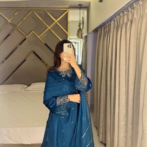 Traje de 3 Piezas para Mujer VASTRA COTTAGE con Kurti Bordado con Cuentas y Lentejuelas, Pantalón de Satén Moss y Dupatta de Organza - Product Image 4