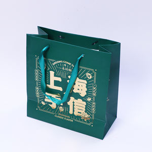 Sac en papier d'achat de luxe noir avec poignées, logo imprimé en estampe dorée, sacs en papier cadeau noirs personnalisables pour les promotions - Product Image 1