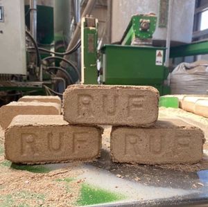 ไม้ขี้เลื่อย briquettes Pini Kay briquettes ไม้ที่ควบคุมความชื้นบล็อกเชื้อเพลิงไม้ Pini Kay briquettes สำหรับให้ความร้อน - Product Image 3