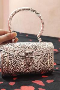 Bolsas y monederos de metal hechos a mano personalizados con relieve hecho a mano de latón adecuado para tiendas de bolsos y tiendas de accesorios de moda para - Product Image 3
