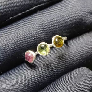 แหวนเงินแท้ 925 สำหรับผู้หญิง ประดับพลอยทัวร์มาลีนธรรมชาติหลายสี น้ำหนัก 1.11 กรัม ชุบโรเดียม ดีไซน์มินิมอล สวยงาม - Product Image 1