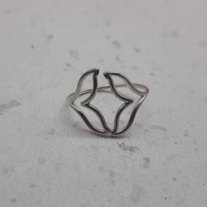 Bague fine en argent sterling 925 ajustable avec lunette en forme d'aileron de dauphin Bague bohème artisanale Bague en argent empilable - Product Image 4