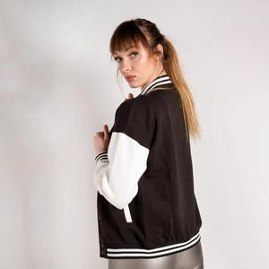 Veste de baseball en peau de mouton à manches longues contrastées avec broderie, dernier design pour femmes, veste courte de style universitaire - Product Image 2