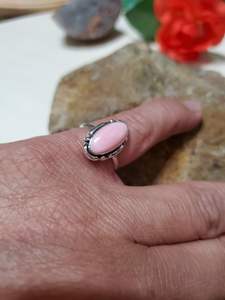แหวนเงินแท้ประดับเปลือกหอยสีชมพูรูปไข่ทรงรี งานแฮนด์เมด สำหรับผู้หญิง ตัวเรือนแบบฝังเพชร ได้รับการรับรองจากผู้ตรวจสอบอิสระ เหมาะสำหรับงานแต่งงาน - Product Image 4