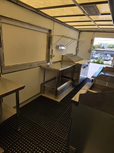 Camion de restauration Freightliner 2012, cuisine commerciale 2026 avec alimentation intégrée et espace de préparation pour utilisation en extérieur - Product Image 4