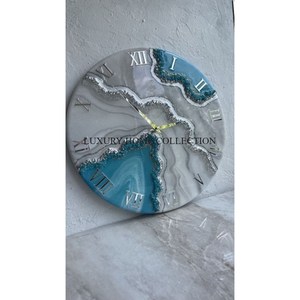 Horloges murales élégantes d'inspiration vintage en résine de qualité supérieure avec des motifs ornés et de grands chiffres romains pour des espaces sophistiqués - Product Image 1