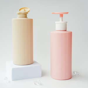 โรงงานเวียดนาม ขวดบรรจุภัณฑ์เครื่องสำอางทรงกระบอก HDPE 500 มล. พร้อมปั๊ม ฝาเปิดปิดแบบพลิก พิมพ์ซิลค์สกรีน ติดฉลากง่าย รับผลิตแบบ OEM - Product Image 4