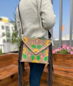 Sacs à main faits à la main en cuir sculpté de style occidental à larges franges pour femmes en cuir repoussé vert sacs à main de créateur de haute qualité sac à main - Product Image 2