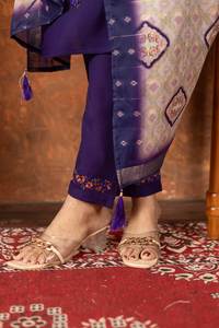 Conjunto de Kurta y Pantalón Bordado en Morado para Mujer con Dupatta Tradicional Estampada - Product Image 4