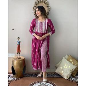 Nayra Cut Kurta y pantalón para mujer con motivos étnicos estampados en vino - Product Image 6