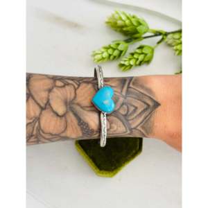 Brazalete en Forma de Corazón de Plata de Ley y Turquesa Kingman Donovan Skeets - Accesorio de Moda - Product Image 2
