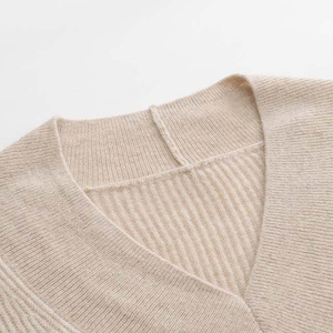 Pull ample à col en V uni pour femmes, tricot doux surdimensionné, pull de haute qualité, vente en gros de pulls pour femmes - Product Image 4