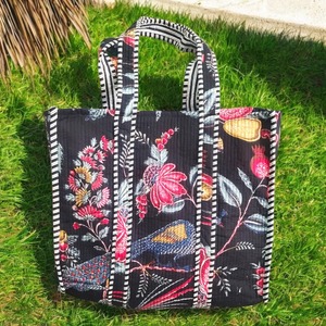 Sac fourre-tout en coton matelassé bohème vintage fait à la main, léger, avec poches intérieures, fermeture à glissière - Design de fruits noirs, hiver - Product Image 1