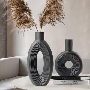 Vase à fleurs en métal de conception imprimée de couleur noire et or avec le décor à la maison luxueux de support pour de superbes arrangements floraux - Product Image 2