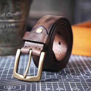 Ceinture en cuir rustique faite à la main de bonne qualité, confortable et réglable avec boucle ardillon classique disponible à la vente - Product Image 1