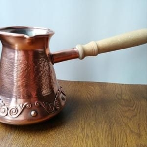 Cafetera turca grabada a mano de cobre martillado puro Cezve Premium Ibrik con mango de madera para elaboración de café tradicional - Product Image 1