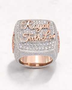 Anillo de Hombre de Plata de Ley 925 con Letra Personalizada Cuadrada, Diamante Moissanite VVS Brillante, Chapado en Rodio - Product Image 4