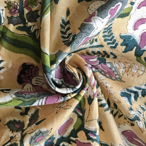 Tissu en coton imprimé à la main, motif floral de vignes Mughal avec motifs multicolores sur fond beige - Product Image 1