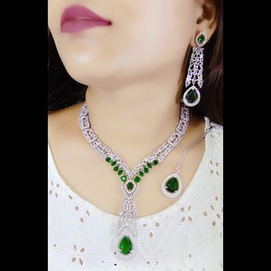 ชุดสร้อยคอเพชรสไตล์อเมริกันสุดหรูพร้อมหินสีเขียวสำหรับผู้หญิงชุดปาร์ตี้งานแต่งงานเครื่องประดับอินเดียสำหรับผู้หญิง - Product Image 1