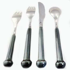 Ensemble de couverts finis argentés avec poignée blanche Couverts élégants et élégants Parfait pour la table à manger, la cuisine et les occasions spéciales - Product Image 5