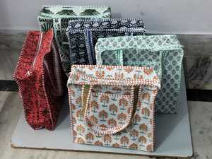 Sac fourre-tout d'été pour femme en coton matelassé imprimé à la main en Inde, doublé, avec motif jungle brodé - Product Image 4