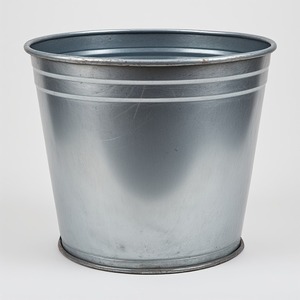 Jardinière Vintage Galvanisée avec Artisanat Traditionnel Mélangeant Parfaitement Appel Ferme Rustique Avec Maison Élégante - Product Image 3