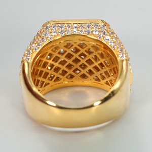 แหวนเพชรแนวฮิปฮอปสำหรับผู้ชายสีเหลืองทอง14 KT เปล่งประกายด้วยความชัดเจน VVS เพื่อยกระดับสไตล์ของพวกเขา - Product Image 1