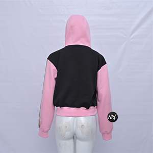 Sweat à capuche court pour femmes crop top imprimé bouffant manches raglan brodées avec logo personnalisé couleur assortie à capuche pour l'hiver vente en gros - Product Image 2