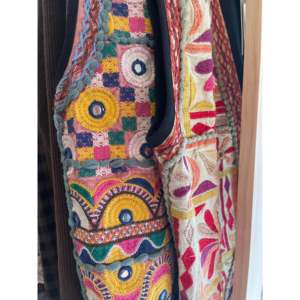 Chaleco Bohemio Harrison - Negro con Bordados de Colores, para Usar como Prenda Exterior - Product Image 2