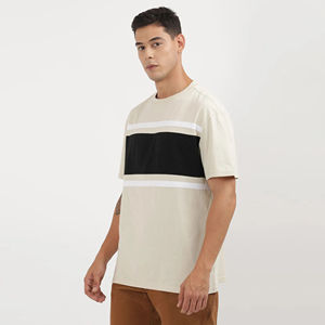 T-shirt en coton à manches courtes pour homme, color block beige, noir et blanc, à panneaux rayés, avec logo personnalisé, OEM, ODM, vente en gros de vêtements - Product Image 1