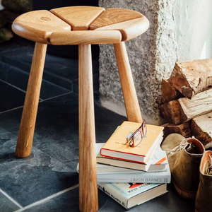 Tabouret fonctionnel en bois construit pour offrir confort et style décoratif pour une utilisation quotidienne et des événements spéciaux - Product Image 1