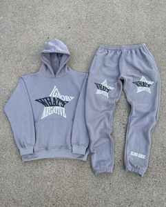 Chándal con estampado suave diseñado para la comodidad diaria que ofrece arte en relieve para atuendos inspirados en el streetwear moderno. - Product Image 3