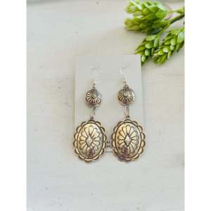 Boucles d'oreilles pendantes Jimmie James en argent sterling plaqué or 18 carats avec perle d'eau douce et design en forme de fleur à pompon - Product Image 1