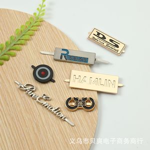 Badge en alliage de zinc à coudre sur mesure avec couleur, taille, forme et logo laser électroplaqué personnalisables - Product Image 2