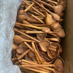 Cuchara de madera hecha a mano con acabado suave ideal para aplicaciones de preparación y servicio de alimentos - Product Image 1