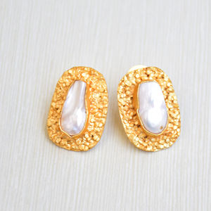 Boucles d'oreilles en laiton de qualité supérieure, plaquées or, avec pierres organiques, finition laiton satiné, style avant-gardiste, vente en gros - Product Image 2