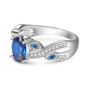 Bague de fiançailles Jeulia en saphir bleu taille ovale en argent sterling avec motif feuilles torsadées - Product Image 3