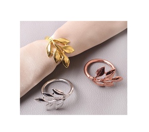 Rond de serviette en acier inoxydable de la meilleure qualité plaqué or et argent pour la décoration de table de mariage porte-serviettes élégant - Product Image 1