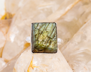 Vente en gros de bagues pour hommes en pierres précieuses labradorite fabriquées à la main en laiton électroformage plaqué rhodium sertissage de lunette en argent mariages - Product Image 3