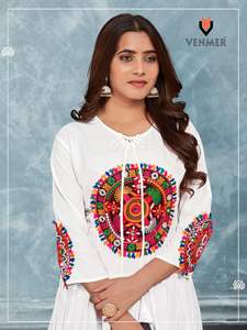 Muselina de impresión digital de excelente calidad con trabajo hecho a mano y espejo Kurti Pant y Dupatta Fabricante de India - Product Image 6