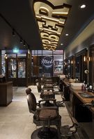Station de travail de barbier professionnelle moderne, durable et portable en bois, avec multiples rangements, écologique, pour salon de coiffure, salle de sport, centre commercial, restaurant, hôtel