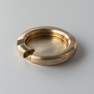 Cenicero de latón moderno con superficie elegante y acabado liso para mesas elegantes para el hogar y el restaurante - Product Image 2